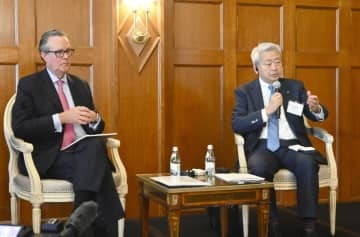 日米財界人会議を終え、記者会見する日米経済協議会の澤田純会長（右）ら＝12日、ワシントン（共同）