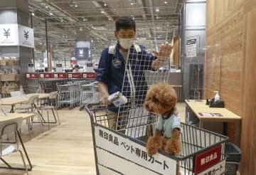 専用カートを利用し、ペット同伴で「無印良品」に入店した買い物客＝6日、大阪府箕面市