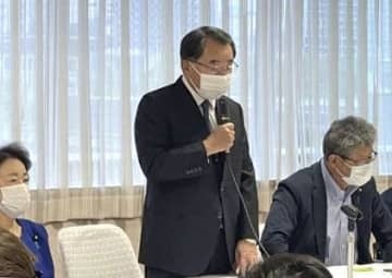 自民党安倍派の会合であいさつする塩谷立会長代理（中央）＝13日午後、東京・永田町の党本部