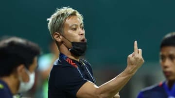 膝を手術した本田圭佑、「どこを痛めつけるか」と励む