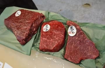 仲卸業者の店先に並ぶニタリクジラの生肉＝14日未明、大阪市中央卸売市場