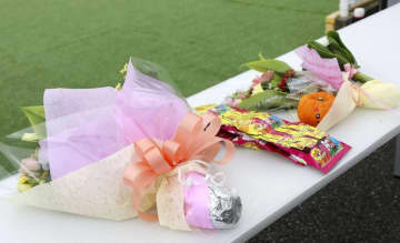 「川崎幼稚園」の献花台に手向けられた花束＝5日、静岡県牧之原市