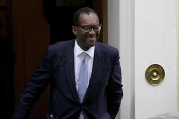事実上解任となったクワーテング英財務相＝14日、ロンドン（AP＝共同）