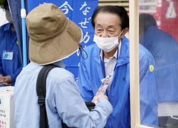 福井県小浜市で開かれたイベントで、拉致問題の解決に向け来場者に署名を呼びかける拉致被害者の地村保志さん＝15日午前