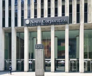 米ニューズ・コーポレーション本社＝2017年7月、ニューヨーク（共同）