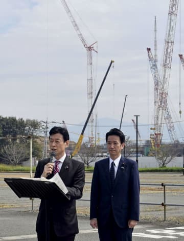 TSMCの工場建設現場を視察後、記者団の取材に応じる西村経産相（左）＝16日午後、熊本県菊陽町