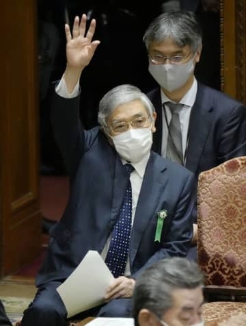 衆院予算委で答弁のため挙手する日銀の黒田総裁＝17日午前