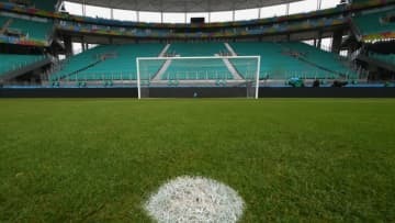 こんなの見たことねぇ！デカくなったゴールを試合直前に“切断”する珍シーン