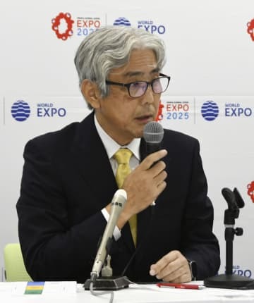 大阪・関西万博の「来場者輸送具体方針」について、記者会見する協議会議長の内田敬氏＝17日午後、大阪市