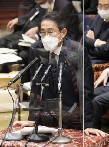 衆院予算委で答弁する岸田首相＝17日午後