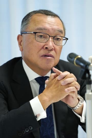 インタビューに応じる自民党税制調査会の宮沢洋一会長