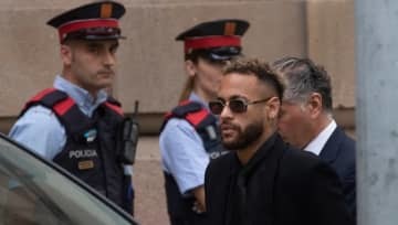ネイマール、バルセロナで裁判出廷…バルトメウ元会長と法廷で再会