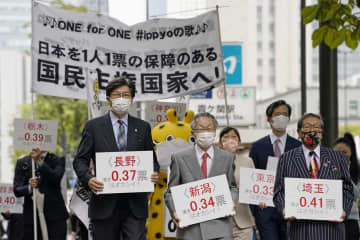 参院選の「1票の格差」訴訟の判決で東京高裁に向かう原告側の弁護士ら＝18日午前