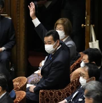 衆院予算委で答弁のため挙手する山際経済再生相＝18日午前