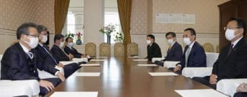 安保戦略改定に向けた協議会の初会合に臨む自民党の麻生副総裁（左奥）と公明党の北側副代表（右奥）ら＝18日午後、国会