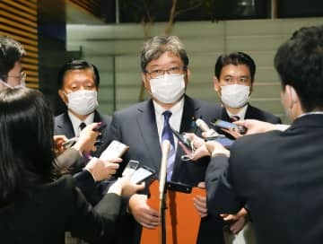 岸田首相に総合経済対策に関する提言の申し入れをし、取材に応じる自民党の萩生田政調会長（中央）＝18日午後、首相官邸