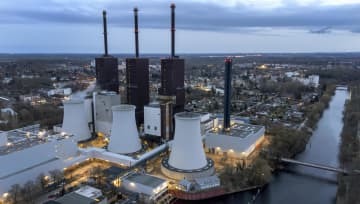 ベルリンにあるガス火力発電所＝3月（AP＝共同）