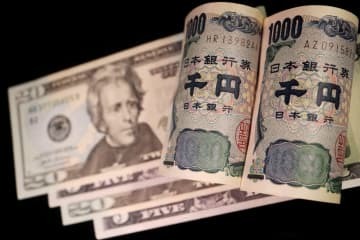 米20ドル紙幣と日本の千円札（ロイター＝共同）