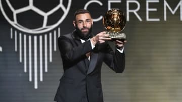 バロンドールのベンゼマ、包帯がとれた“骨折小指”はこうなっていた