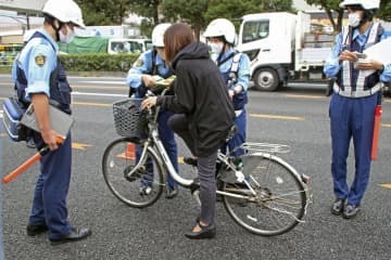 警視庁が報道陣に公開した自転車利用者への指導の様子＝19日午前、JR品川駅前