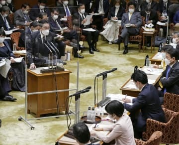 参院予算委で答弁する岸田首相＝19日午前