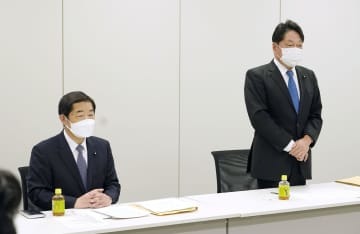 国家安全保障戦略の改定に向けた自民、公明両党の実務者による初会合で、あいさつする自民党の小野寺五典安保調査会長。左は公明党の佐藤茂樹外交安保調査会長＝19日午後、国会