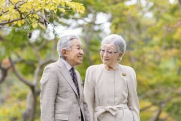 上皇さまと上皇后美智子さま＝4日、東京・元赤坂の赤坂御用地（宮内庁提供）