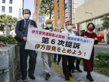 伊方原発訴訟の「第6次訴訟」のため、松山地裁に向かう原告ら＝20日午後