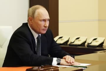 安全保障会議で戒厳令導入を表明したロシアのプーチン大統領＝19日、モスクワ郊外（タス＝共同）