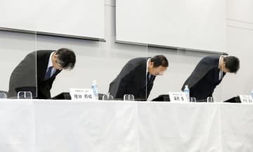 記者会見の冒頭、謝罪する三菱電機の漆間啓社長（中央）ら＝20日午後、東京都千代田区