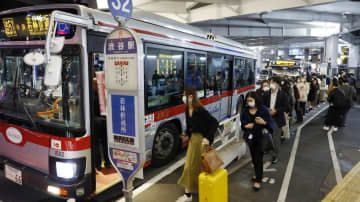 渋谷駅前でバスを待つ大勢の人たち＝20日午後10時22分