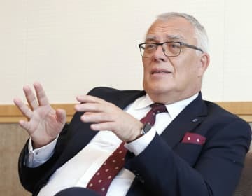 インタビューに答える国際刑事裁判所のピオトル・ホフマンスキ所長