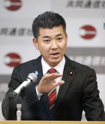 共同通信加盟社編集局長会議で講演する立憲民主党の泉代表＝21日午後、東京・東新橋