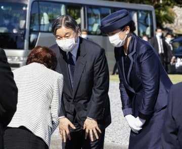 国立沖縄戦没者墓苑を訪れ、遺族に声をかけられる天皇、皇后両陛下＝22日午後、沖縄県糸満市の平和祈念公園