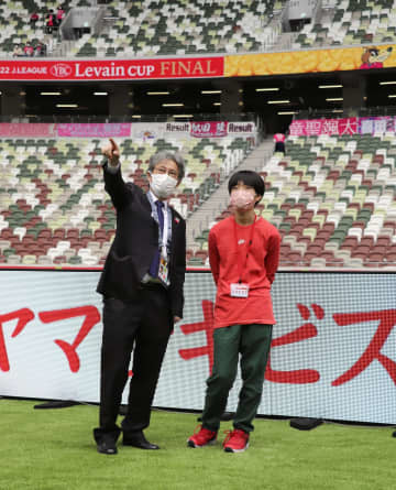 東京・国立競技場のピッチ見学で、Jリーグ職員の説明を聞く高田暖君（右）＝22日午前