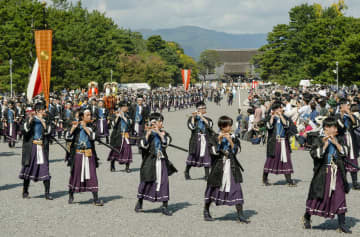 京都御苑を出発する「時代祭」の行列＝22日午後、京都市