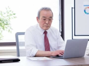 年金初心者の方の疑問に、専門家が回答します。今回は、現在63歳であと3年間、月収20万円の会社員を続けると、どのぐらい年金が増えるのかについてです。