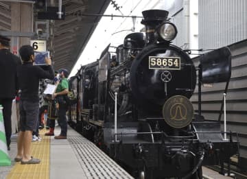 人気観光列車「SL人吉」の蒸気機関車「58654号機」＝2021年5月、JR熊本駅