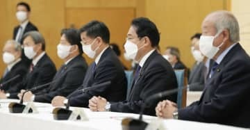 月例経済報告等に関する関係閣僚会議に臨む岸田首相＝25日午前、首相官邸