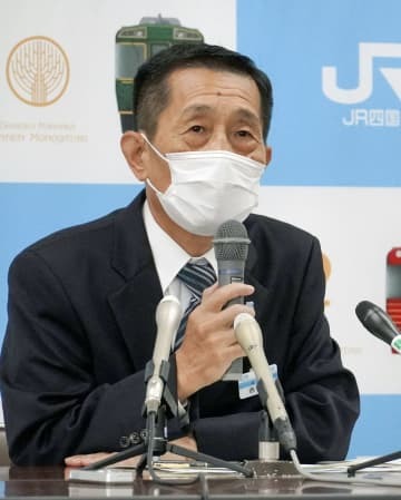 記者会見するJR四国の西牧世博社長＝25日午前、高松市