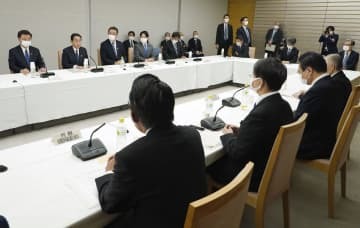 首相官邸で開かれた「国と地方の協議の場」の会合＝25日午後