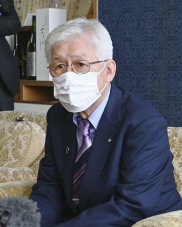 2度目の不信任決議を受け、取材に応じる舟橋村の古越邦男村長＝26日午前、富山県舟橋村