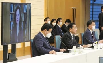 新しい資本主義実現会議の会合であいさつする岸田首相（右から2人目）＝26日午前、首相官邸