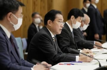 「GX（グリーントランスフォーメーション）実行会議」であいさつする岸田首相（手前から2人目）＝26日午後、首相官邸