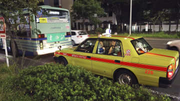 路線バスとタクシーの衝突事故があった現場＝26日午後7時14分、仙台市