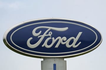フォード・モーターのロゴ＝2021年7月、米ノースカロライナ州（AP＝共同）