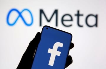 米メタのロゴとスマートフォン上のフェイスブックのロゴ（ロイター＝共同）
