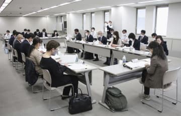 通園バスに置き去りにされた女児が死亡した事件を受け、静岡県が開いた有識者会議＝27日午前、静岡県庁