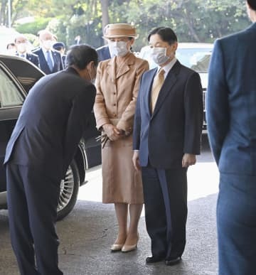 地球環境行動会議が主催する国際会議の会場に到着された天皇、皇后両陛下＝27日午前、東京都港区（代表撮影）