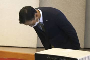 記者会見で陳謝する吉田久彦社長＝27日午前、石川県加賀市